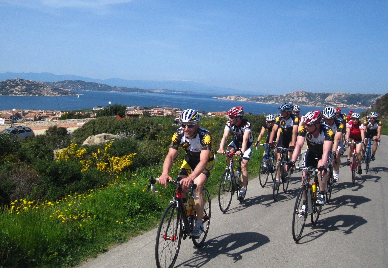 Traumhafte Küsten und faszinierendes Hinterland - Sportparadies Sardinien lockt im Frühjahr Radfahrer, Wanderer und Wassersportler