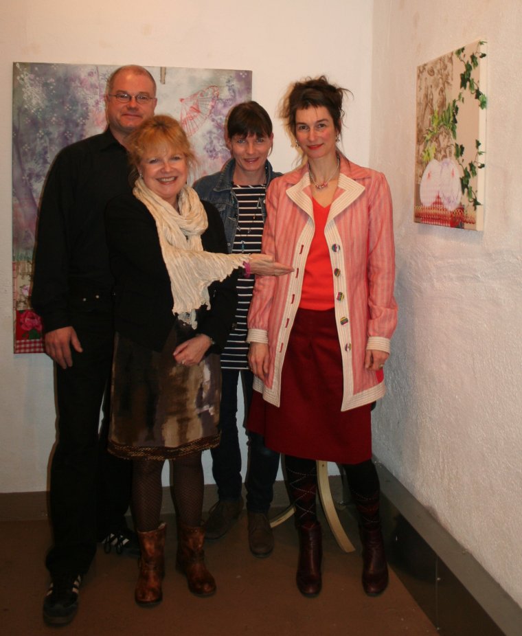 „Leidenschaften“ - Volles Haus bei der Vernissage der Gemälde-Ausstellung von Fides Becker im Frankfurter Satire Theater Die Schmiere