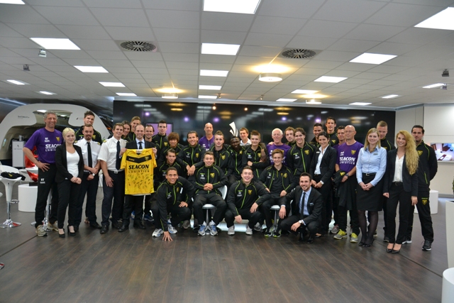 Fußballverein testet Flugsimulator im IHB Reisebüro.  Ein außergewöhnliches Team-Training.