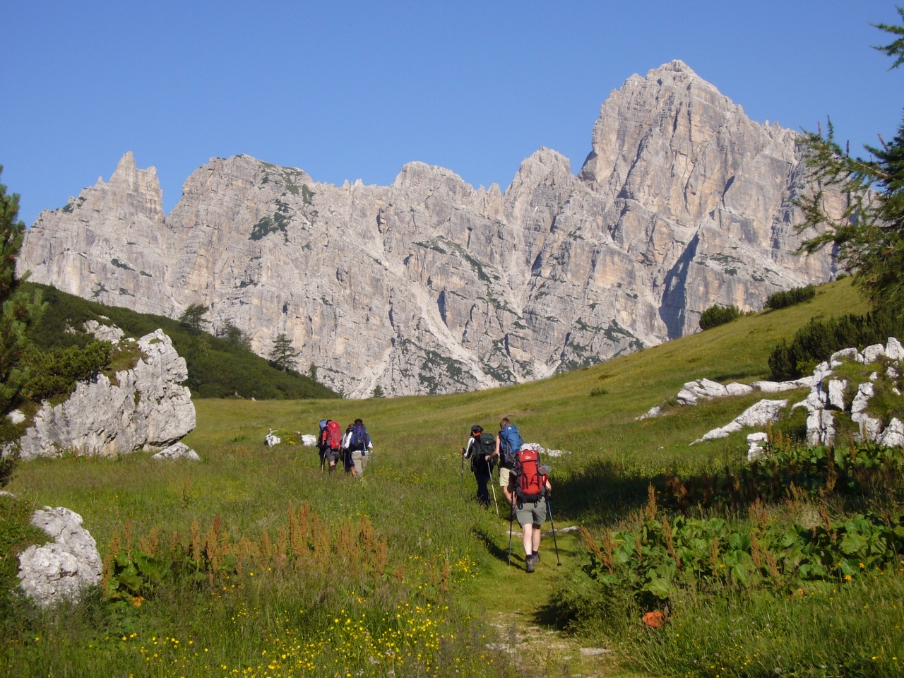 Eine starke 11! Hütten-Trekking durch die Dolomiten – 11 Powerfrauen ein Ziel. Eine starke 11! Hütten-Trekking durch die Dolomiten – 11 Powerfrauen ein Ziel.