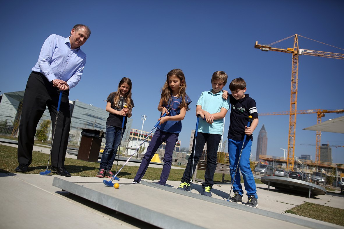 Auf ins Europaviertel! Jeden ersten Sonntag eines Monats lÃ¤dt PRAEDIUM am NachbarschaftsÂ­tag zum kostenlosen Minigolfen ein â€“ SkyÂ­lineblick auf die Frankfurter City inbegriffen