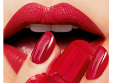 Lippenstifte mit leuchtenden Farben verschönern die grauen Herbsttage