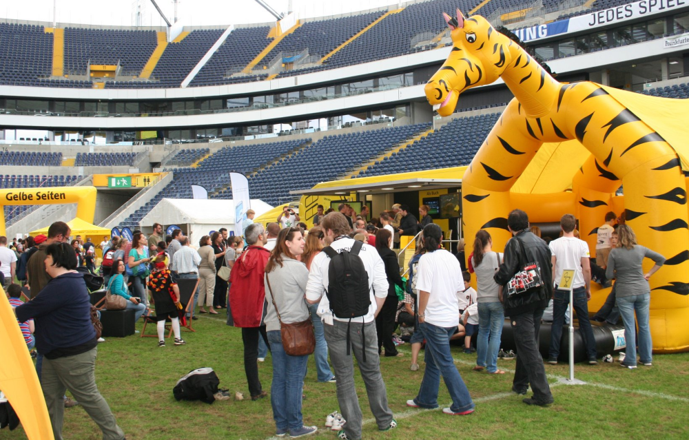 Das groÃŸe Trifels Familienfest 2012 â€“ Ãœber 4000 Besucher erlebten Spiel, SpaÃŸ, Spannung und viel Prominenz in der Commerzbank-Arena