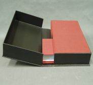 Verpackung mit Form und Format: Die Buchbinderei Konrad fertigt Schachteln und Kassetten nach MaÃŸ