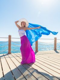 Leichte Stoffe mit knalligen Farben gehÃ¶ren in die Sommergarderobe