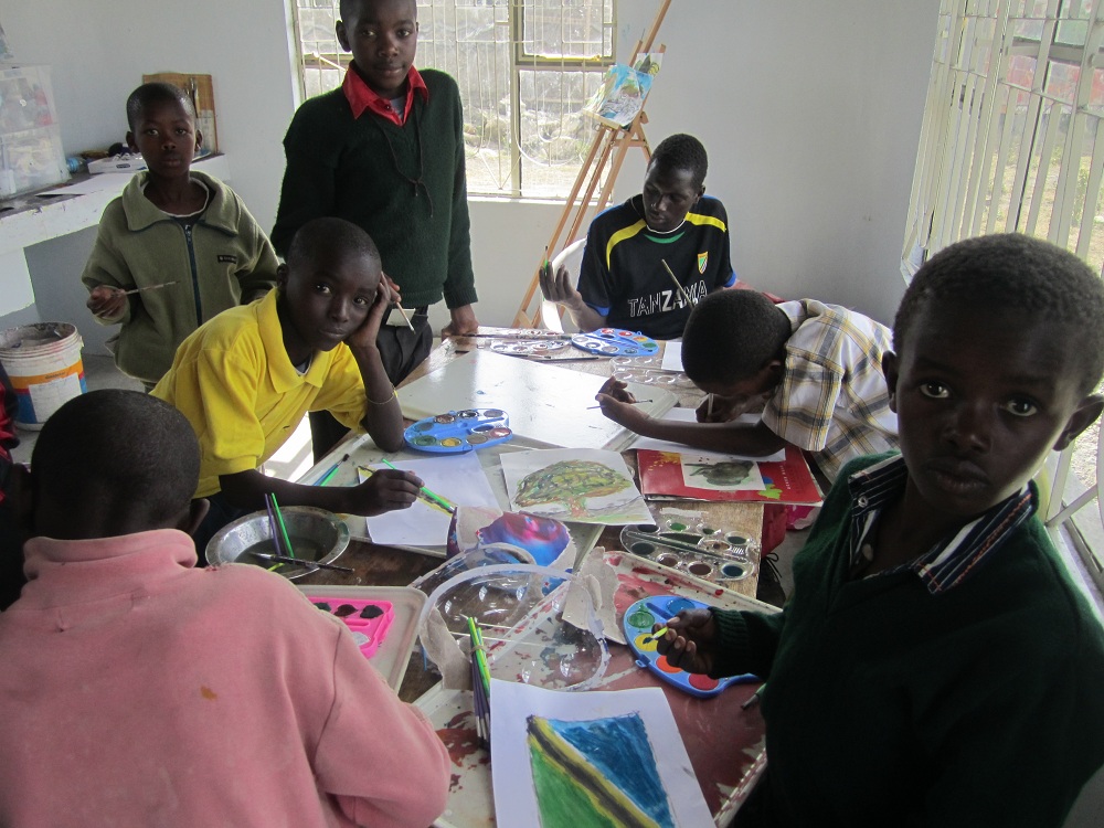 Artist Center in Tansania startet mit der Aktion Kidsart Amini Alama und 1000 Kunstwerken