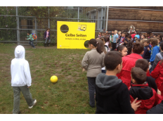 Robert-Blum-Schule in Frankfurt-Höchst gewinnt Gelbe Seiten Torwand