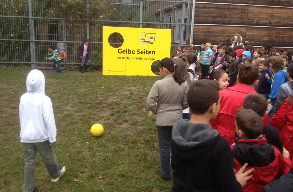 Robert-Blum-Schule in Frankfurt-Höchst gewinnt Gelbe Seiten Torwand